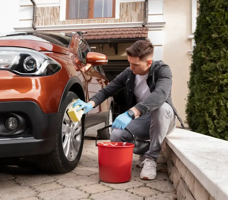 Lavage auto à domicile Présilly : professionnel intervenant sur un véhicule
